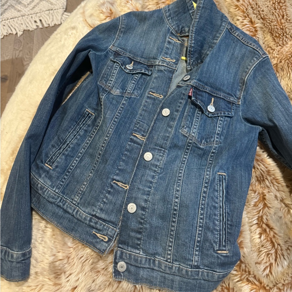 Levi women’s denim jacket medium